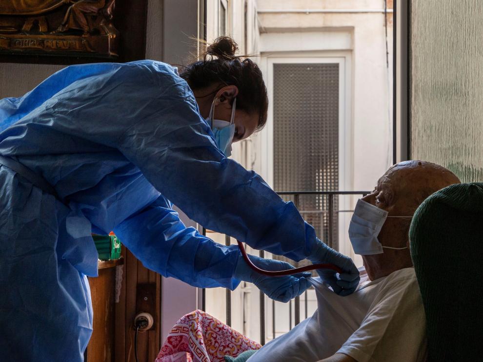 Atención domiciliaria por parte de enfermería y médicos del CAP del Raval este sábado en Barcelona.