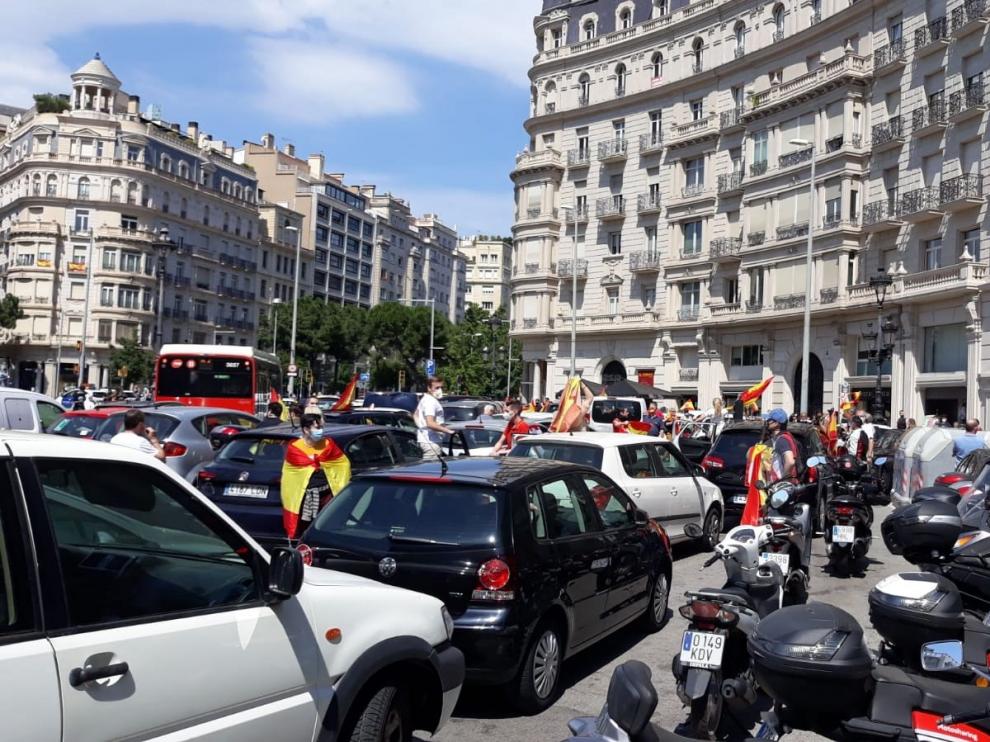 Caravana de Vox con coches en Barcelona