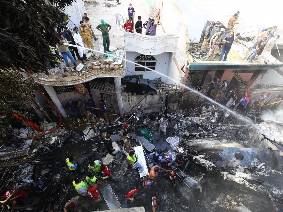 Decenas de trabajadores de servicios de emergencias y voluntarios buscan a las víctimas del accidente aéreo en Karachi (Pakistán)