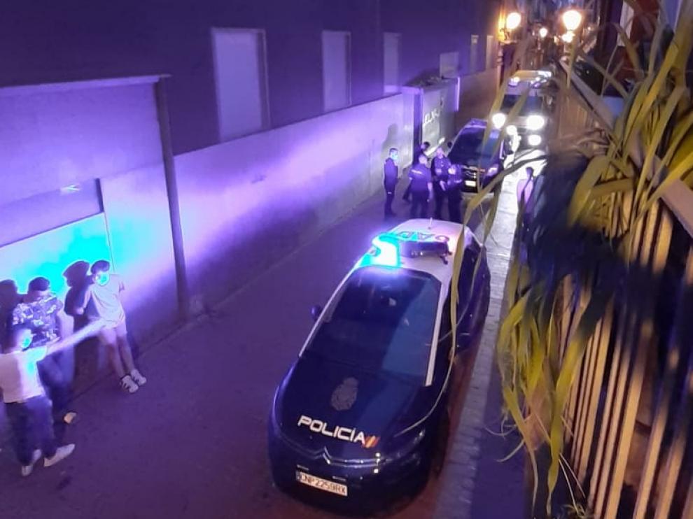 Varias patrullas se desplazaron anoche al número 48 de la calle de Ramón Pignatelli, en Zaragoza.