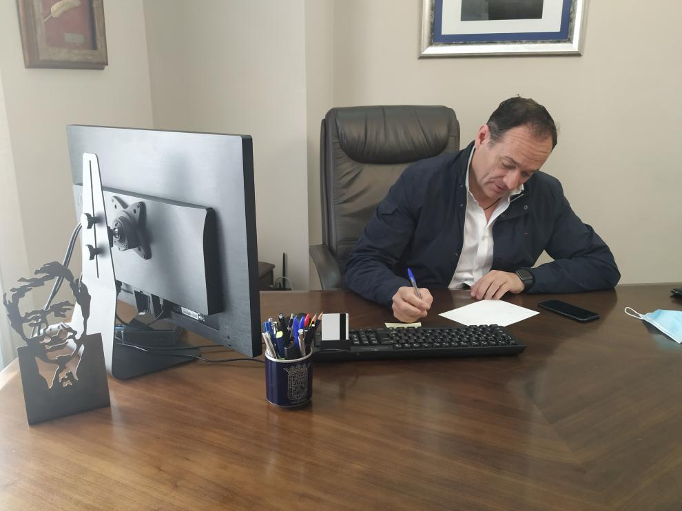 El alcalde de Tarazona momentos antes de la rueda de prensa en la que ha anunciado la suspensión de las fiestas. (N.B.)