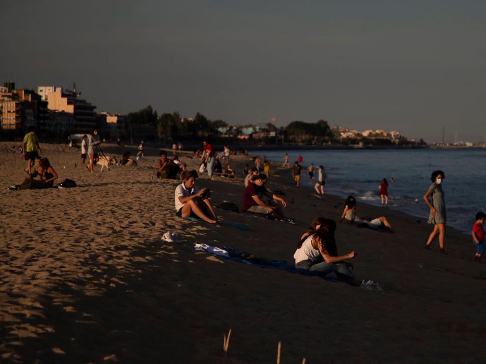 Una imagen de gente en la playa en Masnou.