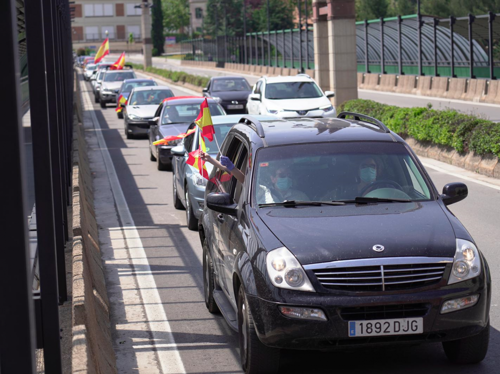 La caravana de Vox, a su paso por el viaducto de Teruel.