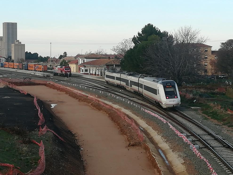 Un tren Zaragoza-Teruel circula junto a la obras del apartadero en construcción en Cariñena.