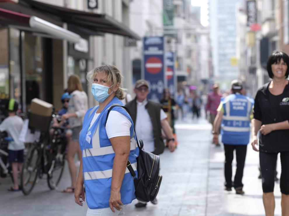 Gente en una calle en la ciudad costera de Oostende esta semana, en Bélgica.