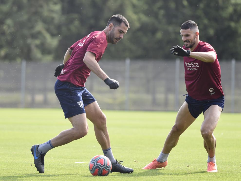 Insua encara a Datkovic en el entrenamiento del sábado.