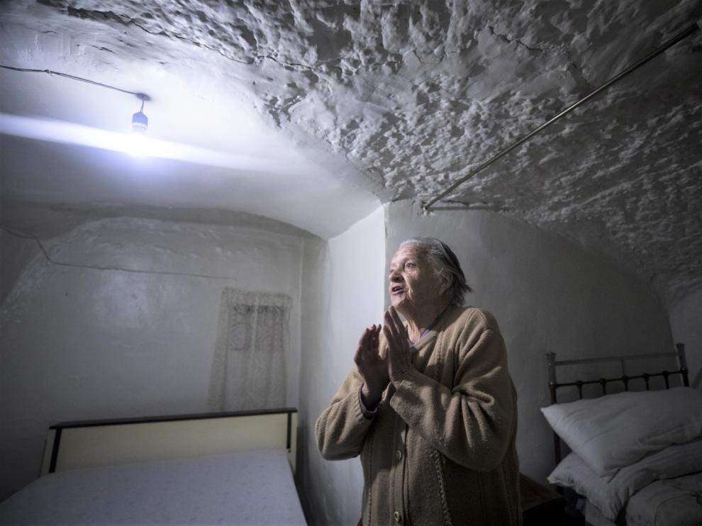 La nonagenaria María Marco, en su casa-cueva de Moyuela