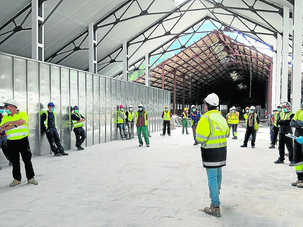 Los trabajadores de la UTE reciben una charla de las medidas en la nueva estación de Canfranc.