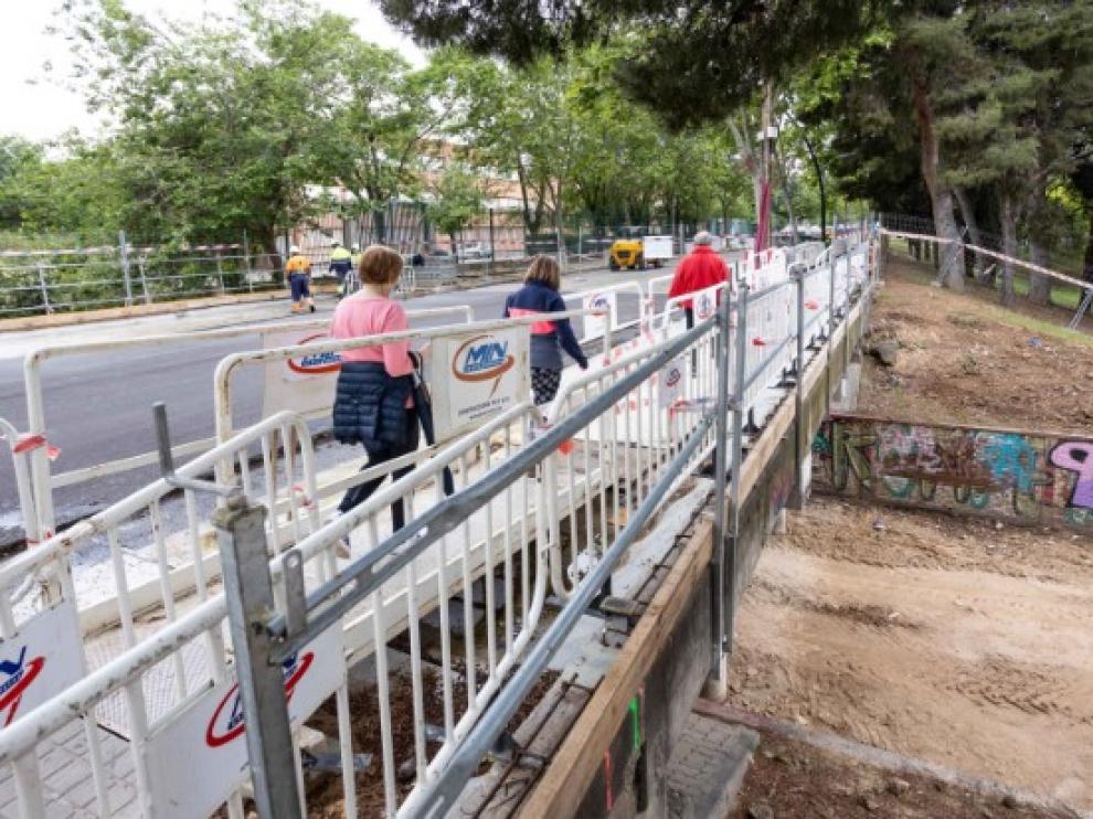 Esta semana se están llevando a cabo trabajos en las pasarelas de Torre Ramona.
