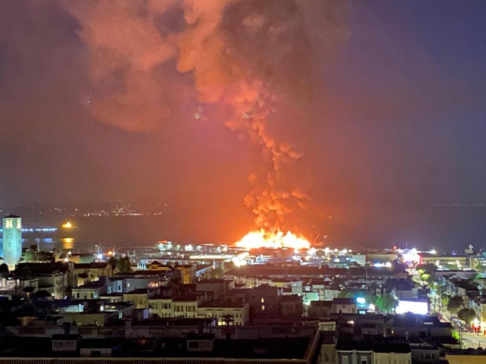 Un incendio destruye parte del histórico muelle de Pescadores de San Francisco