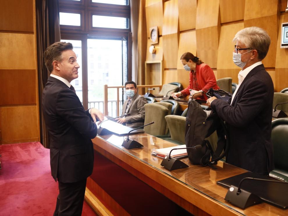 Víctor Serano conversa con la oposición en la comisión que ha dado luz verde al nuevo hospital privado de Zaragoza