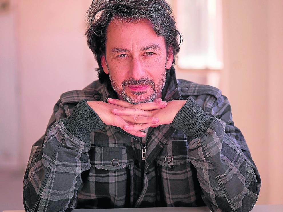 Carlos de Abuin mezcla sus pasiones en su primera novela: la música, la radio, los pájaros...