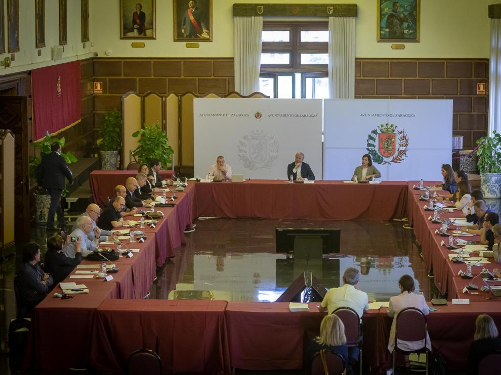 Comisión por el Futuro de Zaragoza y rueda de prensa tras la reunión.