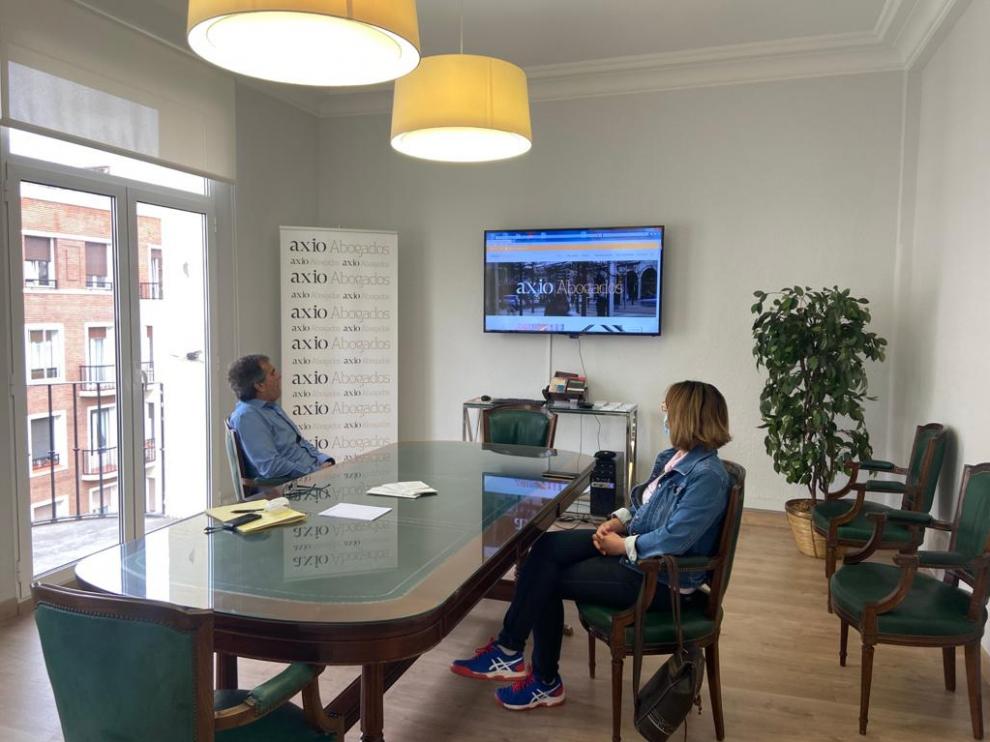 El abogado Javier Osés, junto a su cliente, momentos antes de iniciarse la conexión con la Ciudad de la Justicia.