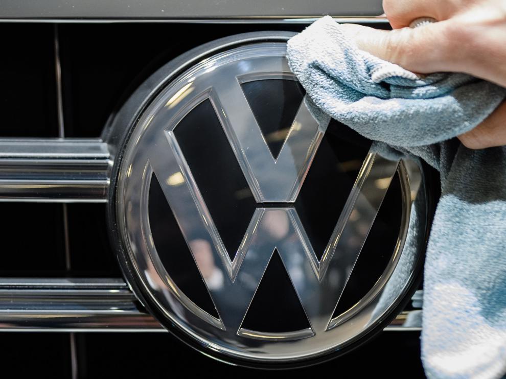 Imagen del logo de Volkswagen en un vehículo de la marca