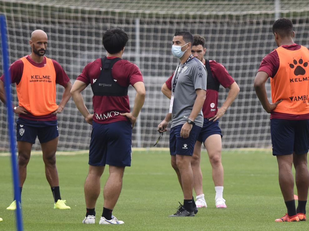 Míchel da instrucciones a varios de sus jugadores en el entrenamiento de este lunes.
