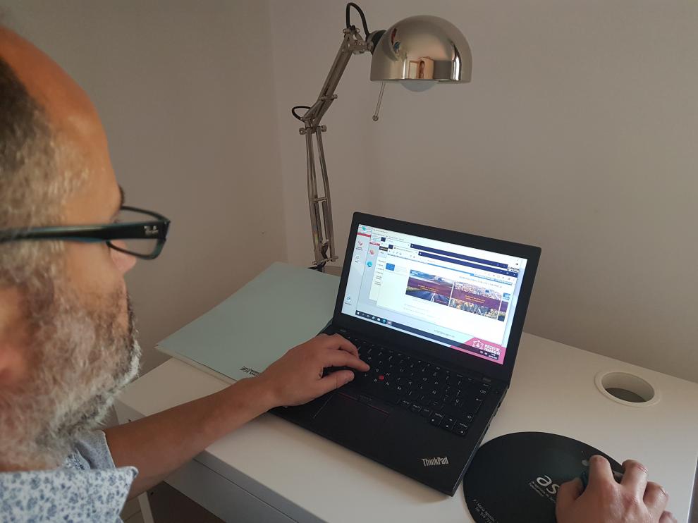 Un escritorio como el de la DGA. El director de Tecnología y Sistemas de Aragonesa de Servicios Telemáticos, Óscar Torrero, trabaja en su casa con un portátil.