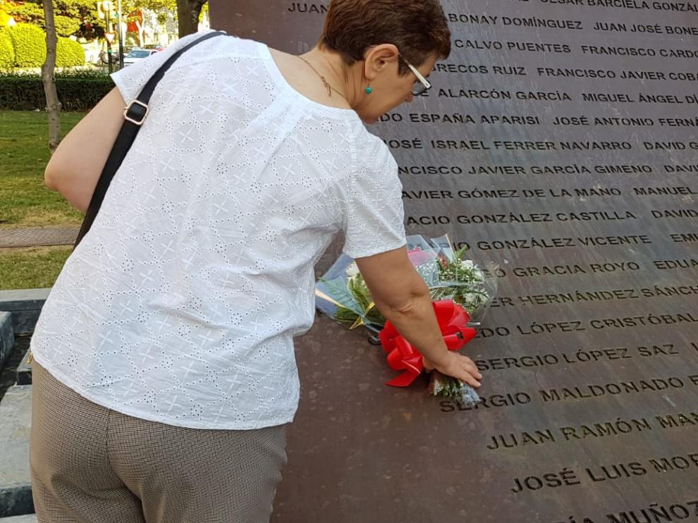 Militares de la EADA vestidos de civil y sus familiares acudieron al mmonumento del Yak para colocar un centro de flores en recuerdo de sus 62 compañeros del Yak.