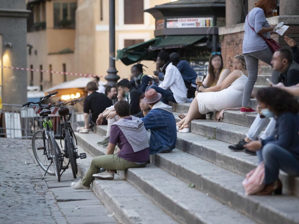 Jovenes reunidos en las calles del barrio romano del Trastevere