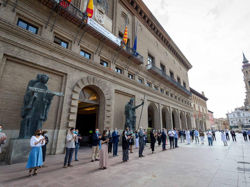 Minuto de silencio por las víctimas del coronavirus en el Ayuntamiento de Zaragoza.