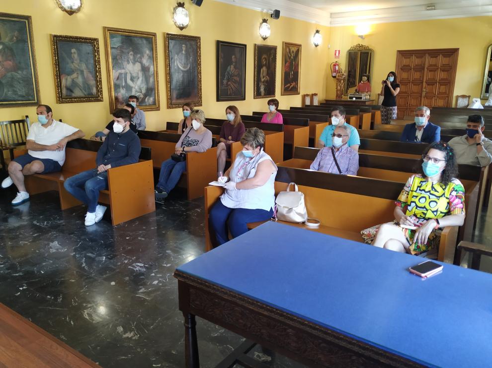 Algunos de los representantes de peñas festivas y asociaciones que han asistido a la reunión.