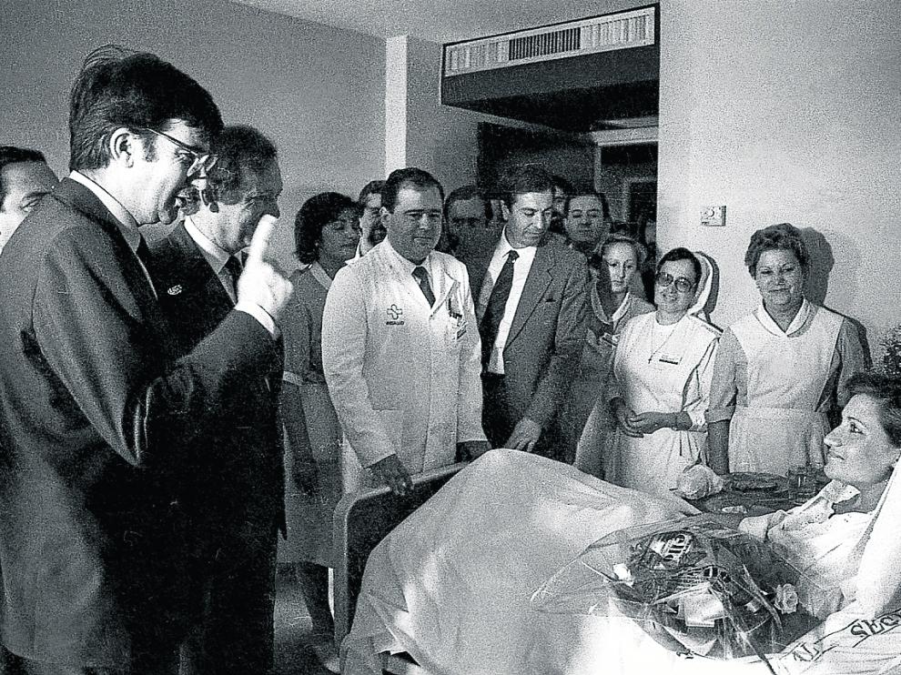 En homenaje al político socialista asesinado por ETA en 2000. Ernest Lluch, ministro de Sanidad (1982- 1986) –en la foto, con el dedo levantado– inauguró en mayo de 1985 el entonces Hospital Comarcal de Calatayud.