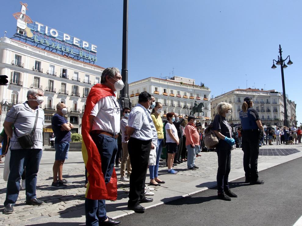 Luto nacional. Minuto de silencio en la Puerta del Sol de Madrid