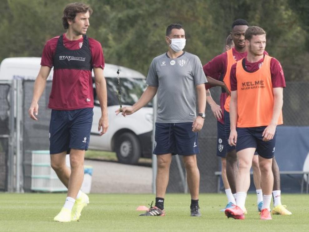 Míchel observa a sus jugadores durante el entrenamiento de este miércoles.