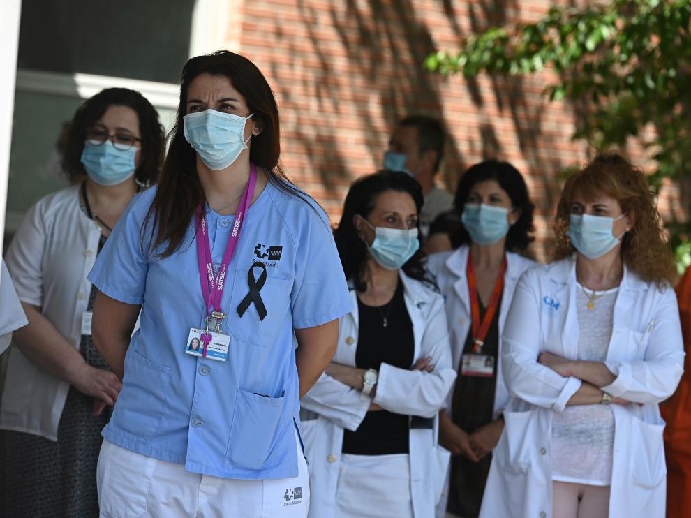 Minuto de silencio frente en el exterior del hospital de Alcalá de Henares.