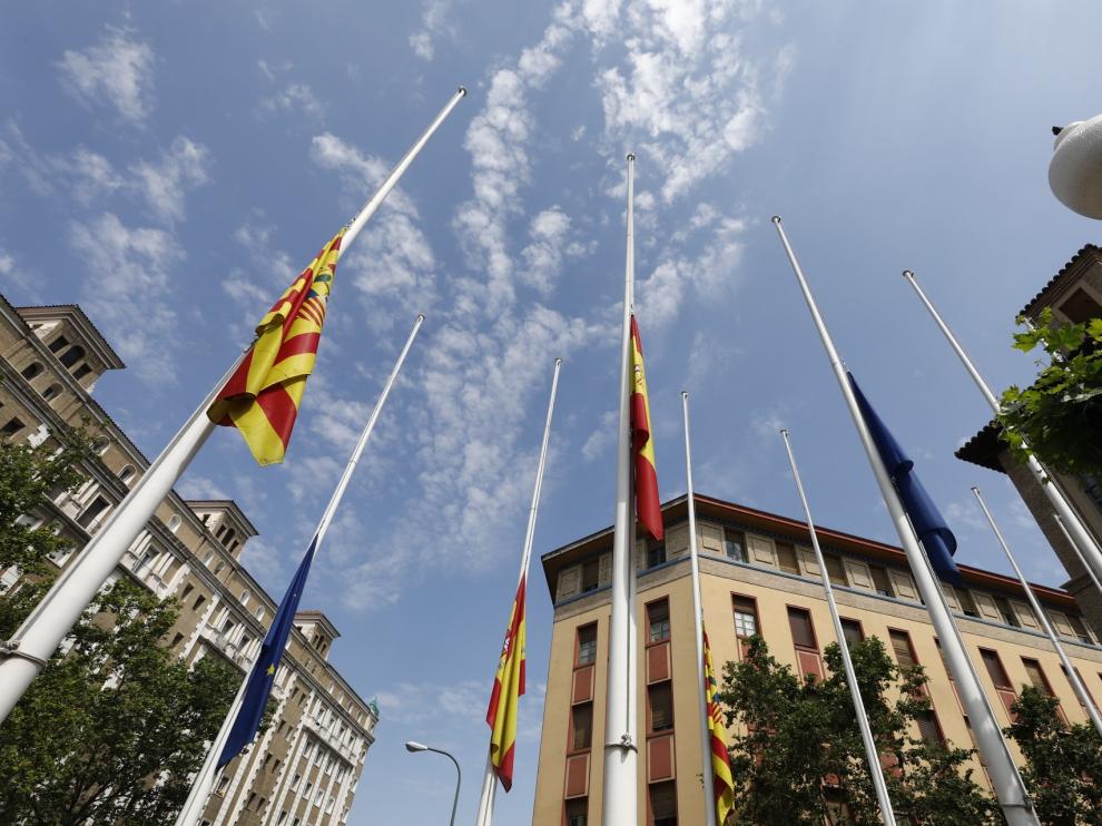 Minuto de silencio del Gobierno de Aragón en el edificio Pignatelli.