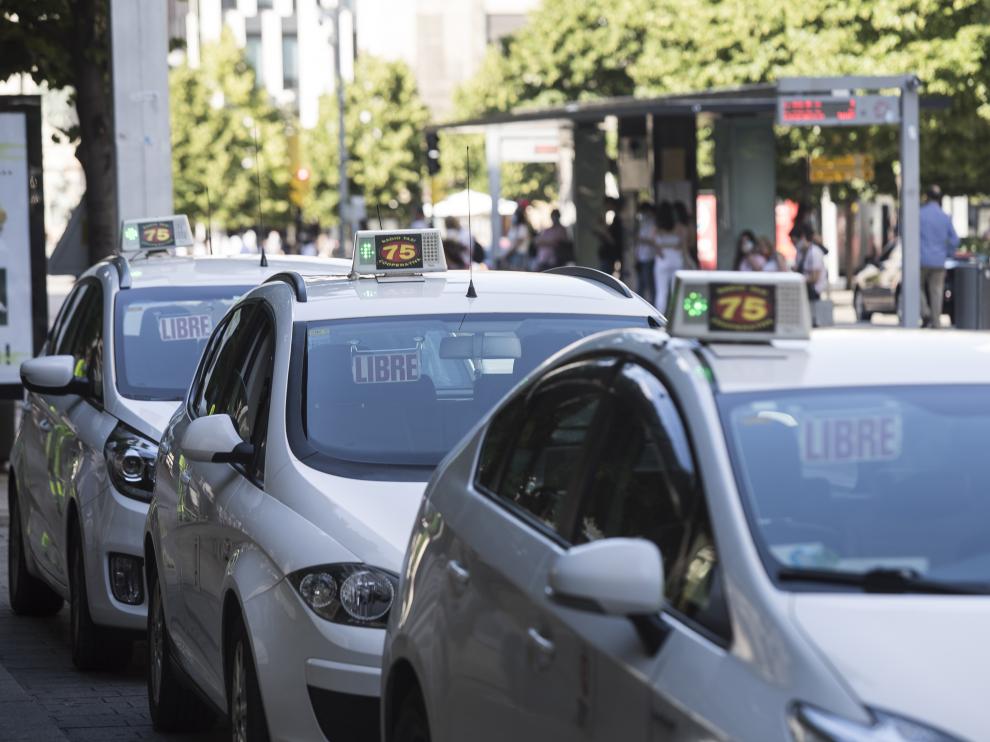 Parada de taxis en el paseo de la Independencia.