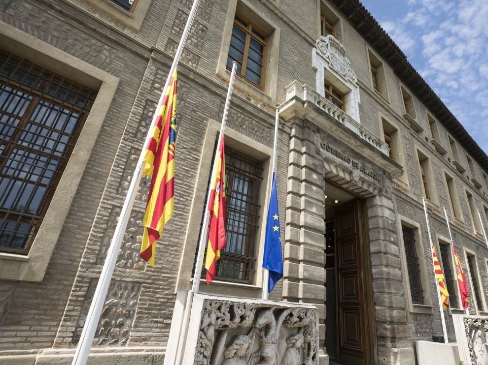Banderas a media asta en la sede del Gobierno de Aragón.