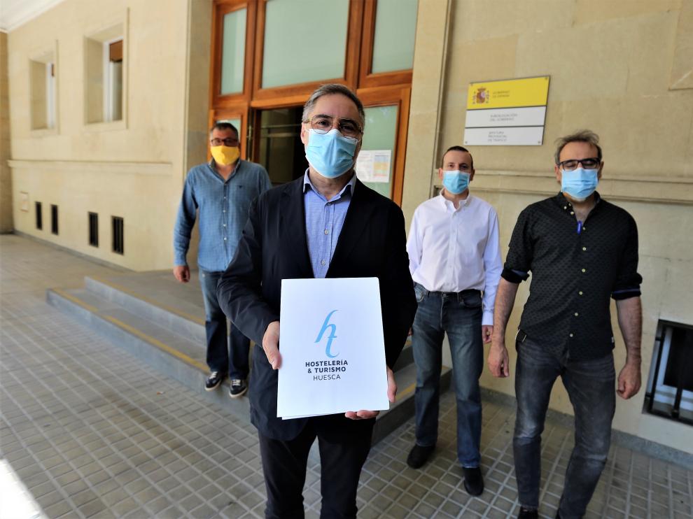 Carmelo Bosque, acompañado de otros representantes de la Asociación Provincial de Hostelería, delante de la subdelegación del Gobierno en Huesca, donde entregaron el manifiesto.