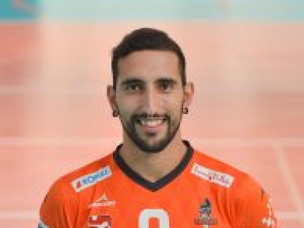 El colocador César Martín, con la camiseta naranja.