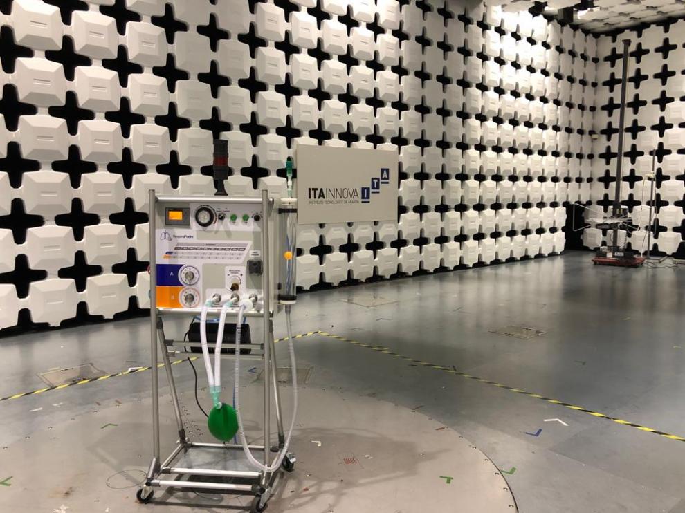 Prototipo de respirador ‘made in’ Aragón, durante un ensayo de compatibilidad electromagnética.