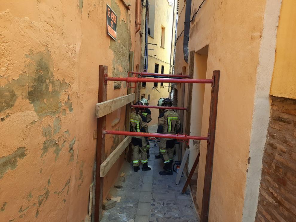 Los bomberos apuntalan una casa derrumbada en Tarazoza
