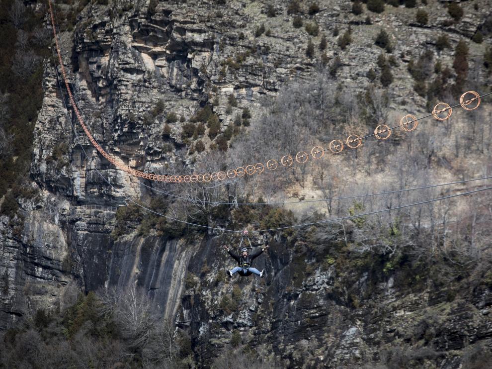 El municipio de Hoz de Jaca, en la Comarca Alto Gállego, cuenta con la tirolina doble más larga de Europa.