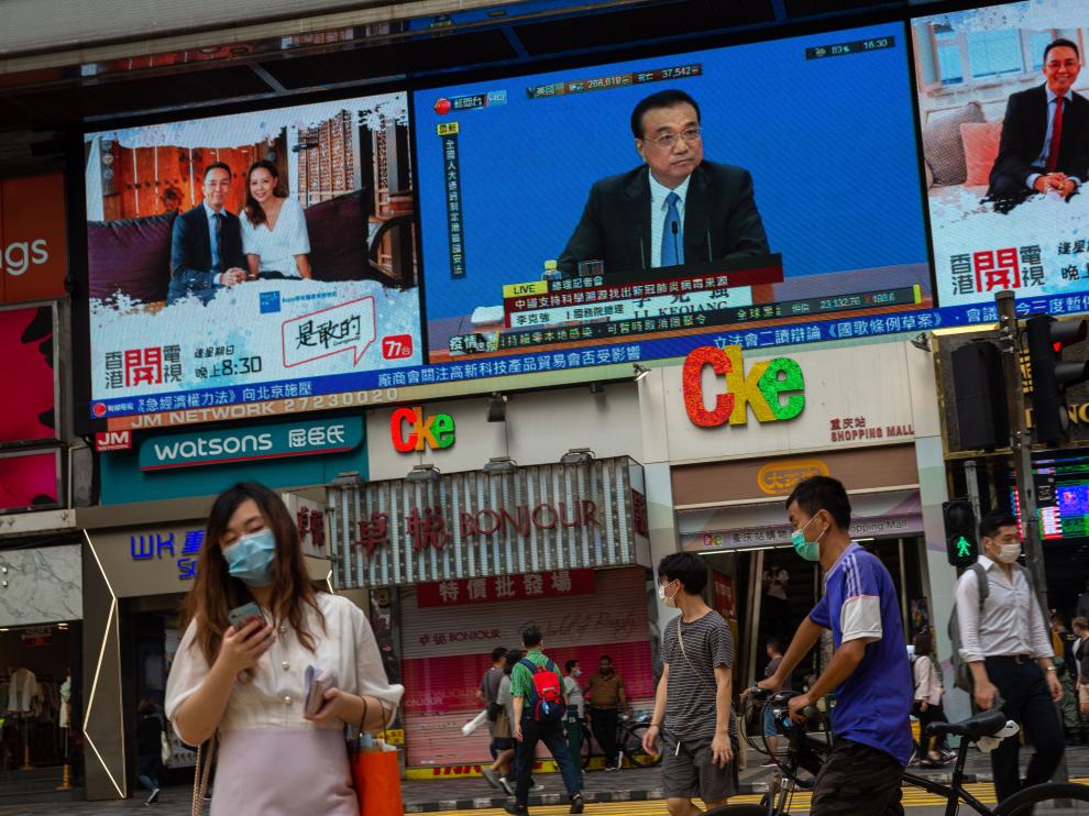 Una pantalla enel centro de Hong Kong muestra al primer ministro chino, Li Keqiang.