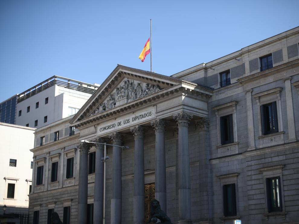 El Congreso de los Diputados, con la bandera a media asta.