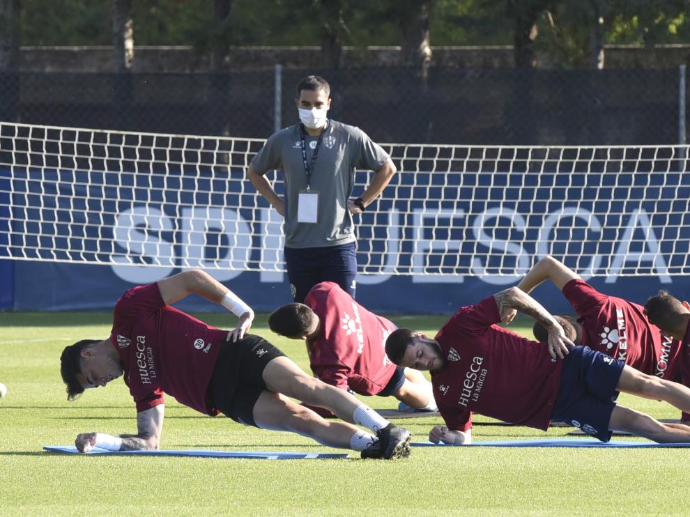 El readaptador Jorge Carracedo observa a los futbolistas.