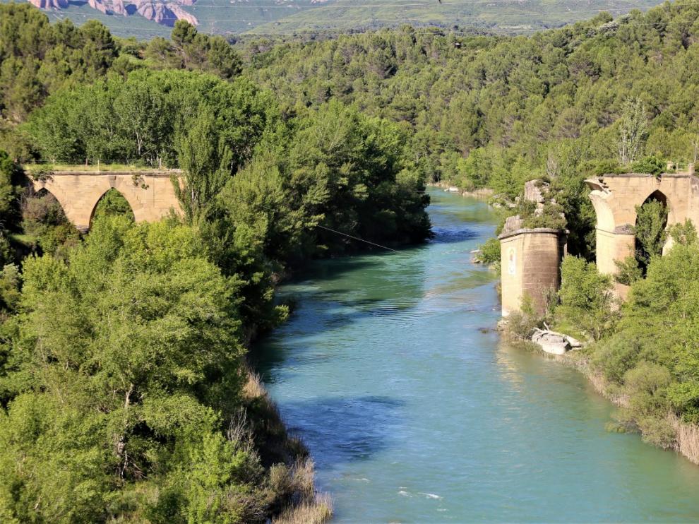 El río Gállego, a la altura del puente derruido de Murillo, donde hay una pancarta de la oposición al pantano.