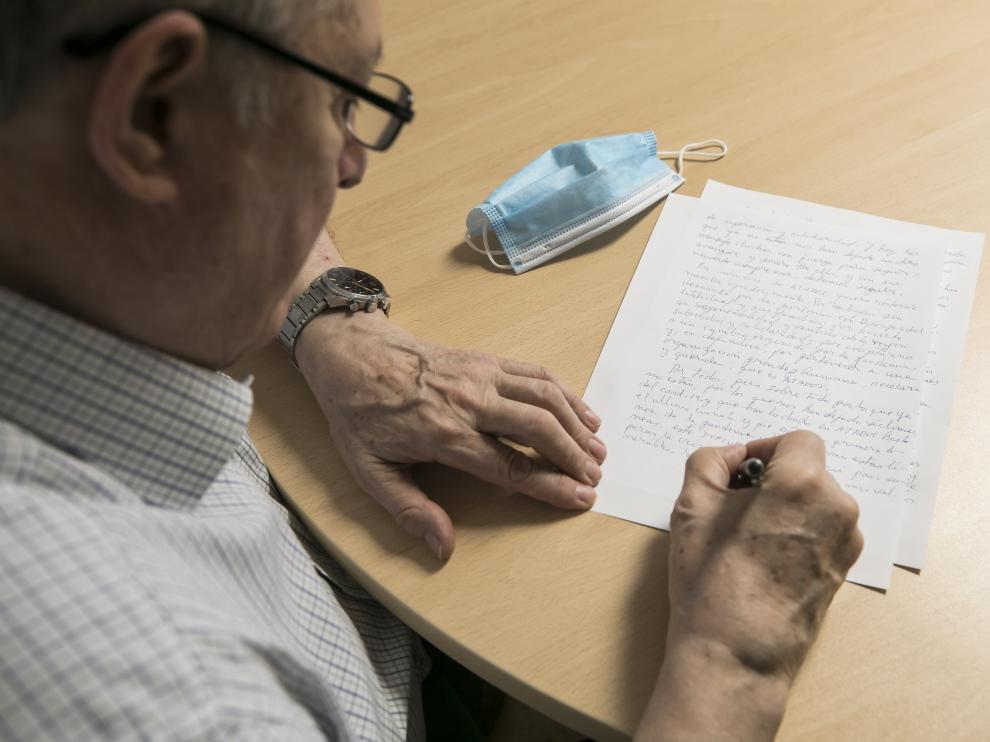 Jesús Soto, presidente de Atades, firma la carta de recuerdo a los residentes fallecidos.