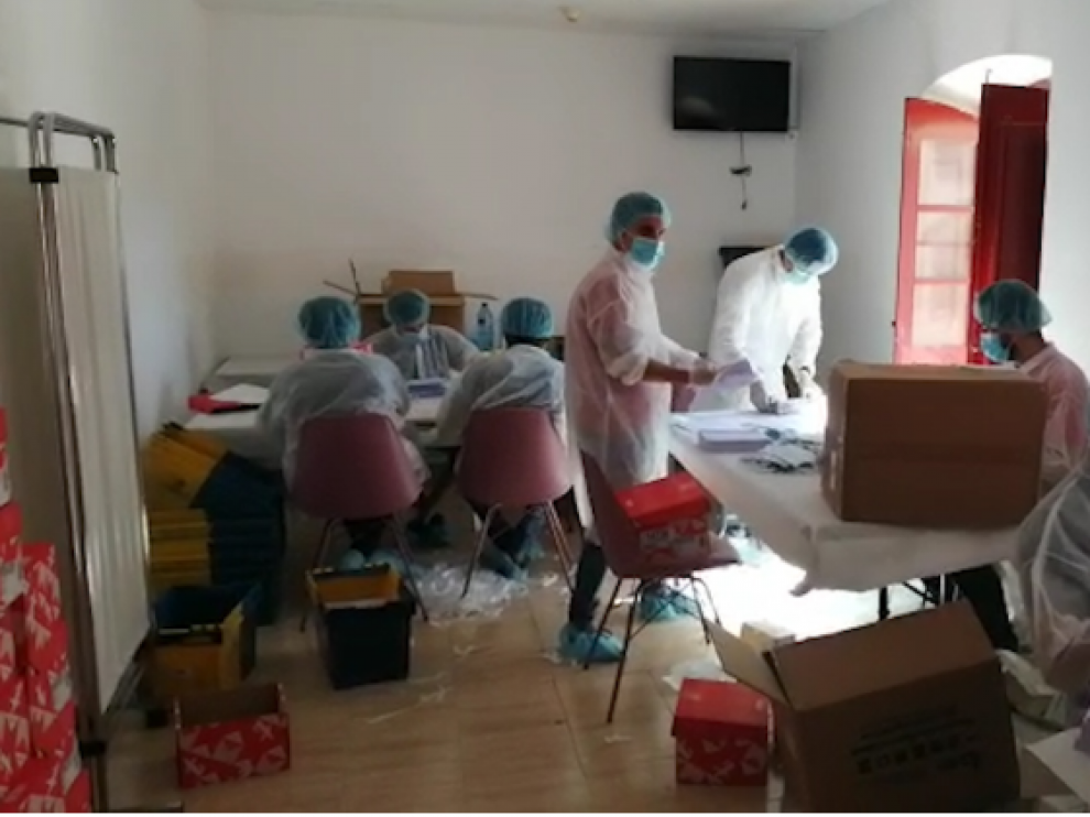 Los 320.000 sobres con mascarillas preparados en el albergue de Zaragoza llegan a los mayores de 65 años