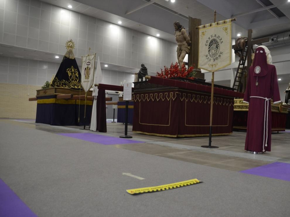 Los pasos e imágenes de Semana Santa se exponen en una de las salas.
