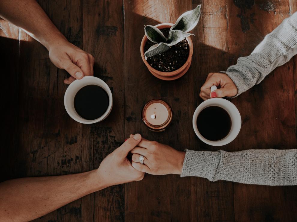 Los reencuentros de amigos y familiares giran en torno a una taza de café.