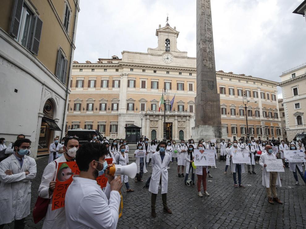 Young doctors demonstrate against post-graduate specialization course reform in Rome
