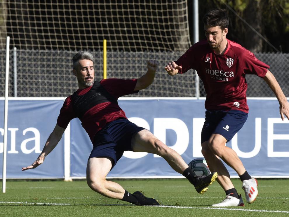 Luisinho trata de arrebatar la pelota a Jordi Méndez durante una sesión.