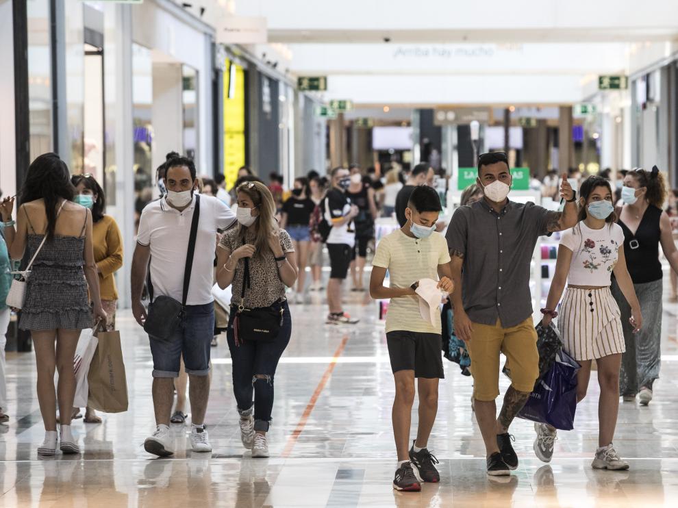 El centro comercial de Puerto Venecia en Zaragoza ha registrado este sábado una gran afluencia de ciudadanos