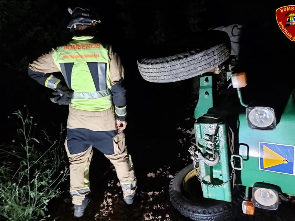 El tractor quedó volcado en un campo