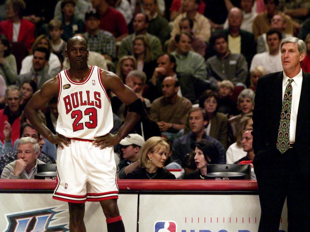 Michael Jordan (izquierda) junto al Jerry Sloan, que fuera entrenados de los Utah Jazz.